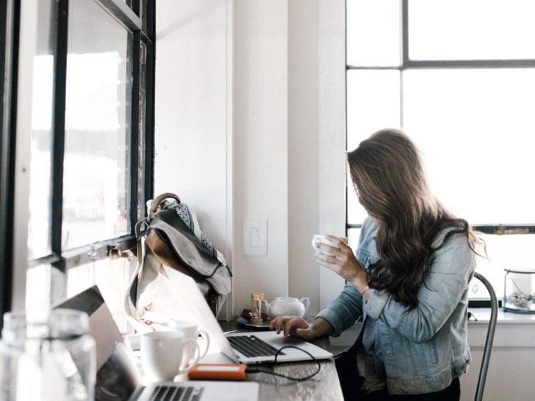 woman fintech computer