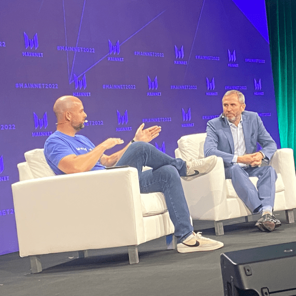 Messari Co-founder and CEO Ruan Selkis (left) and Ripple founder Brad Garlinghouse on the Mainnet stage