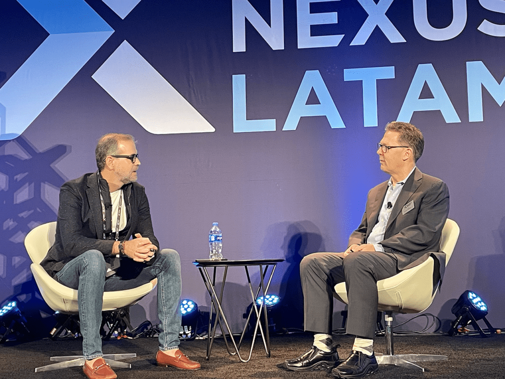 Wagner Ruiz, EBANX, à esquerda, conversa com o presidente da Fintech Nexus, Peter Renton, sobre inovações em pagamentos na sessão Bull Markets no palco principal.